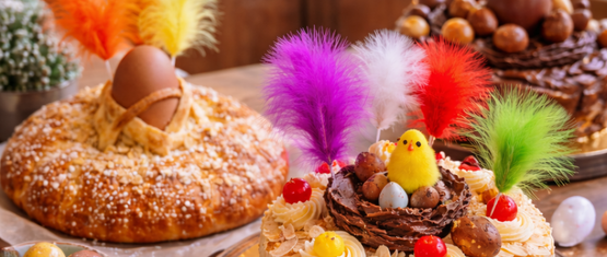 Variedad de monas de Pascua artesanales en Barcelona con tarta tradicional, huevo de chocolate y mona clásica