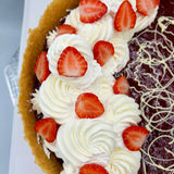 Vista superior de New York Cheesecake con fresas naturales en Barcelona