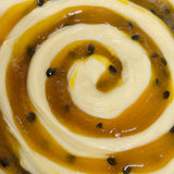 Coulis natural de maracuyá sobre tarta artesanal