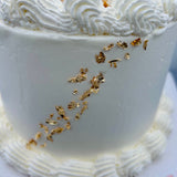 detalle decorativo lateral de pastel de cava y turron artesanal