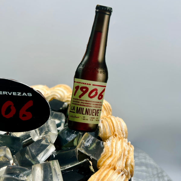 detalle superior de pastel cerveza 1906 con botellas y hielo decorativo