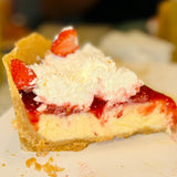 Detalle de la textura cremosa del New York Cheesecake con fresas naturales, artesanal