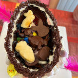 interior de huevo de chocolate sorpresa con galletas y dulces en barcelona