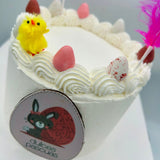 mona de pascua artesanal con decoracion de chocolate y rosetones de crema