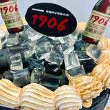vista frontal de pastel cerveza 1906 artesanal en barcelona