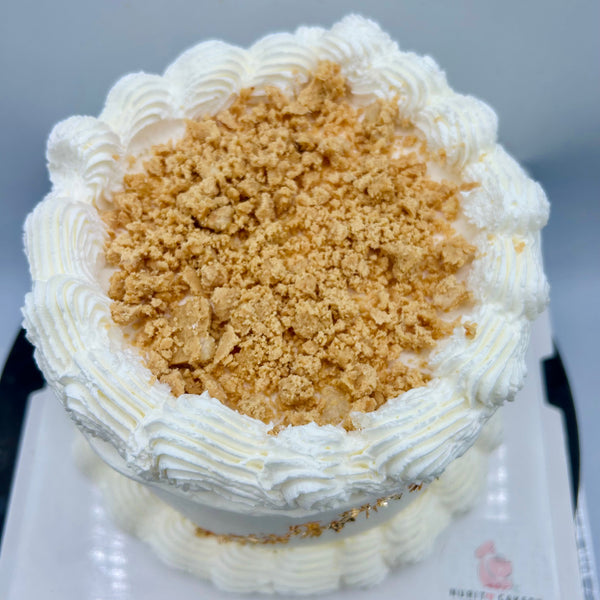 Vista superior del pastel de turrón con rosetones de mousse en Barcelona