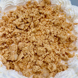 Detalle del topping crujiente de turrón sobre tarta artesanal