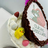 detalle lateral de mona de pascua burn cake con huevo decorado y pollito