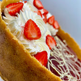 Porción de New York Cheesecake con fresas naturales en plato, Barcelona