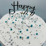 Perlas comestibles azul y plata decorando tarta artesanal