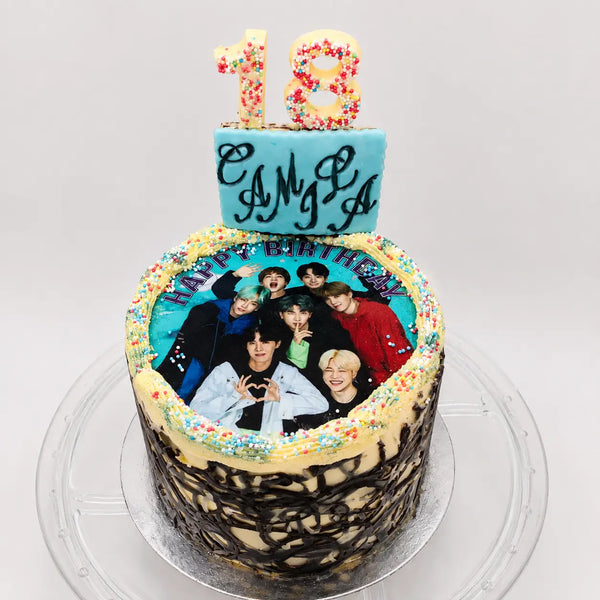 vista superior de tarta BTS personalizada con decoración K-pop