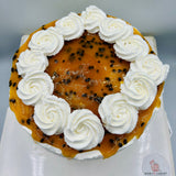 Tarta tropical de maracuyá decorada con rosetas de chantillí