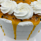 Detalle de tarta de maracuyá con drip tropical y crema chantillí