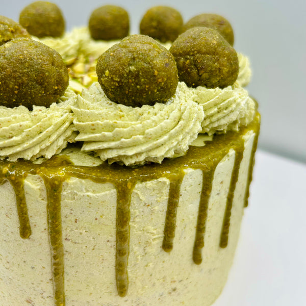 Tarta de pistacho artesanal con crema de pistacho y decoración gourmet – Nurita Cakery Barcelona