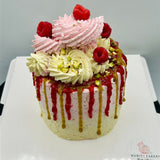 Tarta de pistacho y frambuesa artesanal vista frontal en Barcelona