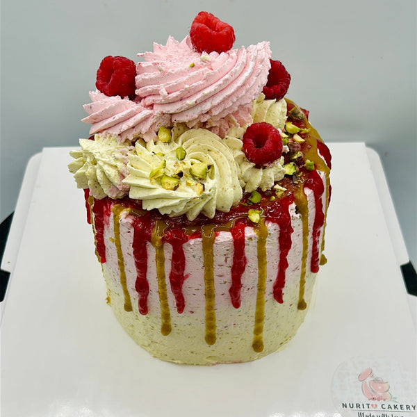 Tarta de pistacho y frambuesa artesanal vista frontal en Barcelona