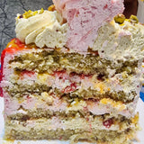 corte de la tarta pistacho y frambuesa mostrando la textura de la crema artesanal