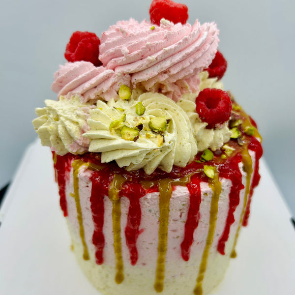 Detalle de crema y decoración de la tarta pistacho con frambuesa