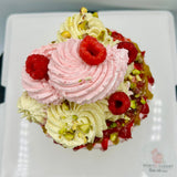 Drip de pistacho y coulis de frambuesa en tarta gourmet artesanal