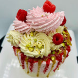 Decoración superior con frambuesas frescas y pistachos troceados