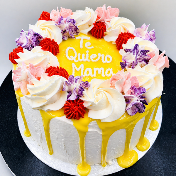 Tarta Te Quiero Mamá en Barcelona con flores de crema y efecto drip
