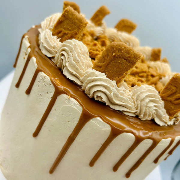 Tarta de Lotus cremosa con drip de crema Lotus y decoración crujiente