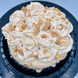 Detalle de crema de turrón en pastel tres leches artesanal