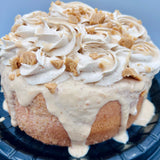 Decoración superior de tres leches de turrón con rosetones de crema