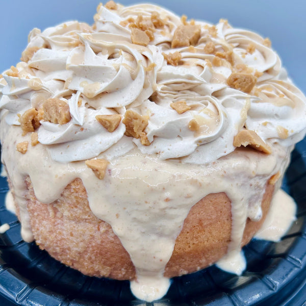 Decoración superior de tres leches de turrón con rosetones de crema