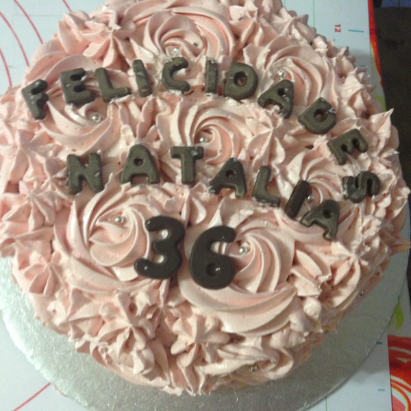 Pastel con decoración de manga pastelera