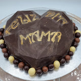 Pastel "FELIZ DIA MAMA" corazón bombón, con bizcocho y crema