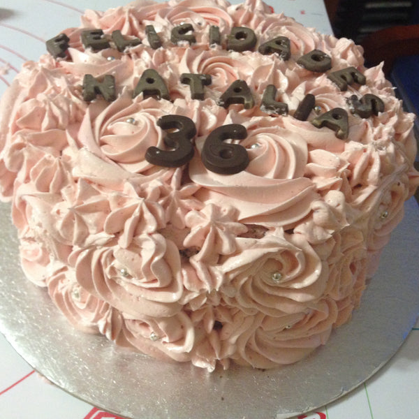 Pastel con decoración de manga pastelera