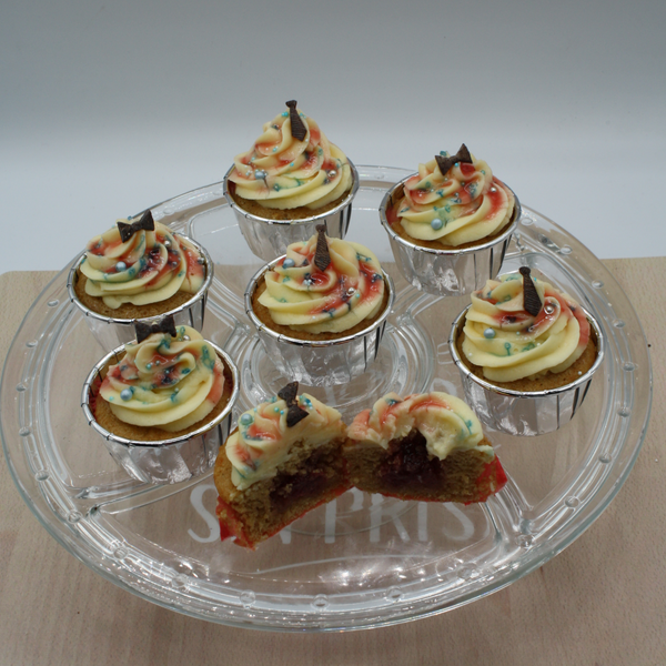 Cupcake de vainilla, relleno de coulis de fresa y crema catalana