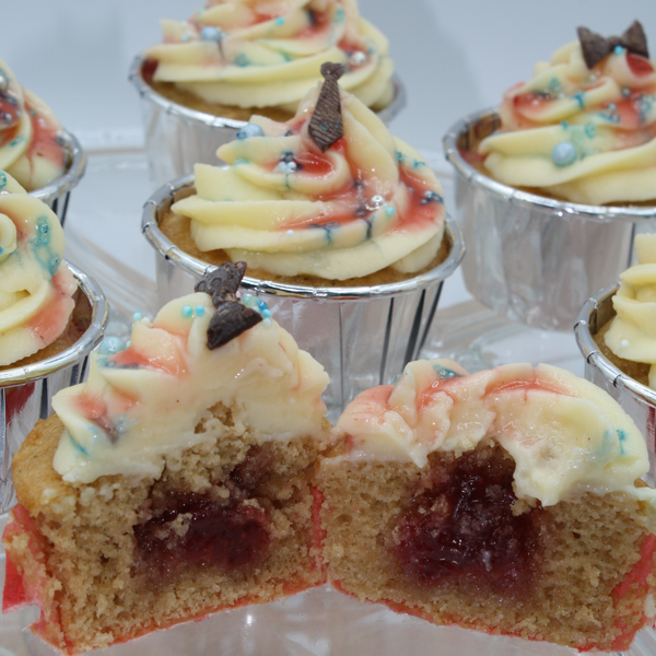 Cupcake de vainilla, relleno de coulis de fresa y crema catalana