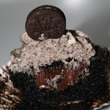 Cupcake de oreo relleno de ganache de chocolate y frosting de oreo