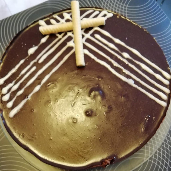 Pastel frío de mousse de chocolate y avellana