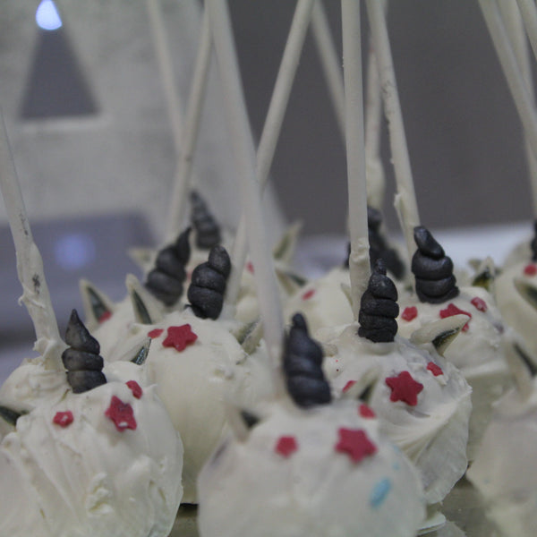 Cake pops de carrot cake con cobertura de chocolate blanco