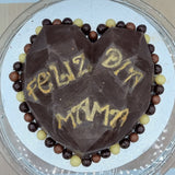 Pastel "FELIZ DIA MAMA" corazón bombón, con bizcocho y crema