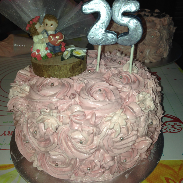 Pastel con decoración de manga pastelera