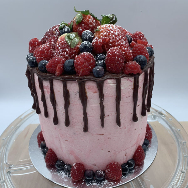 Pastel Red Velvet con frutos rojos (Sin lactosa)