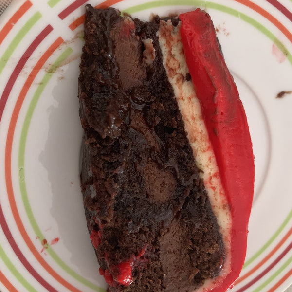 Semifrío de chocolate blanco y negro con glaseado espejo rojo