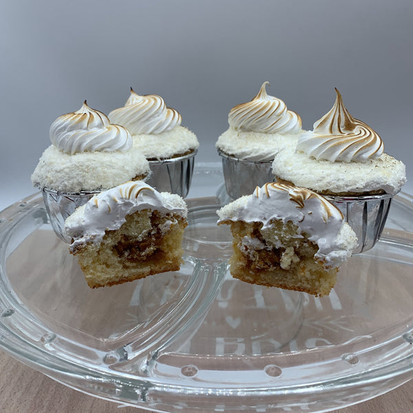 Cupcake de coco relleno de dulce de leche y merengue