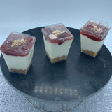 Cheesecake tradicional en vasito con fresa