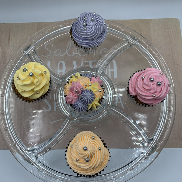 Cupcake de vainilla relleno de coulis de mango y crema de queso