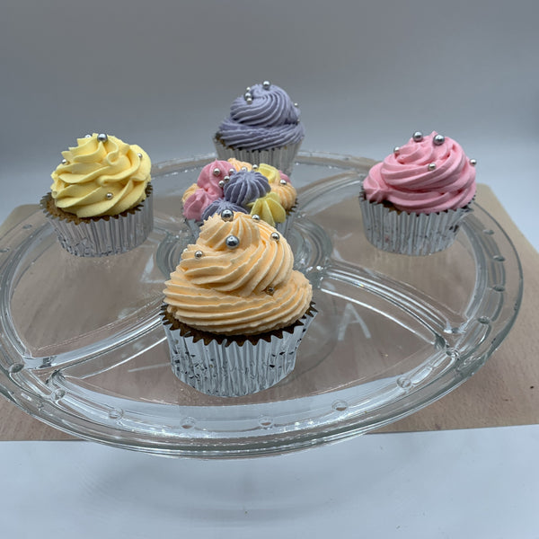 Cupcake de vainilla relleno de coulis de mango y crema de queso