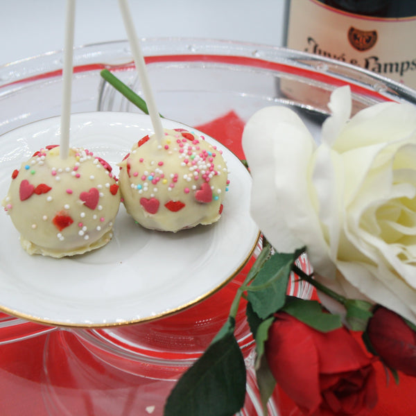 Cake pop de red velvet con cobertura de chocolate blanco