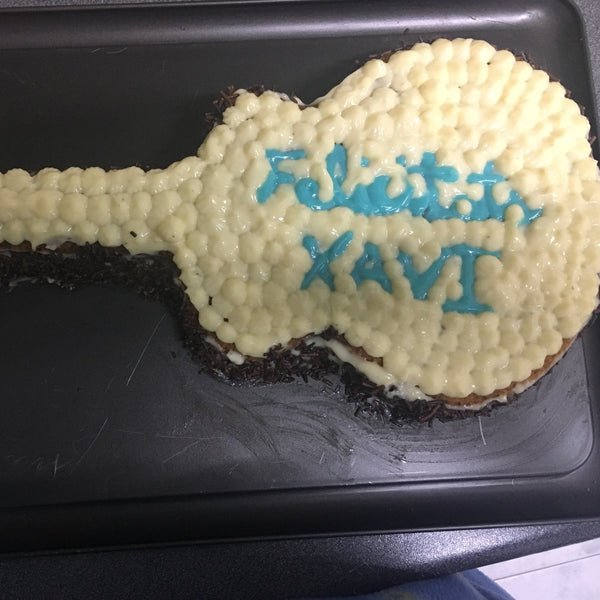 Tarta en forma de guitarra