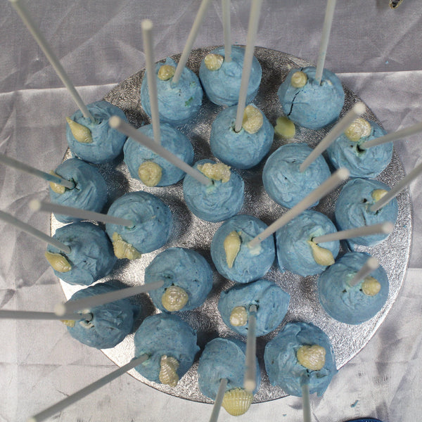 Cake pops de chocolate con cobertura de chocolate blanco