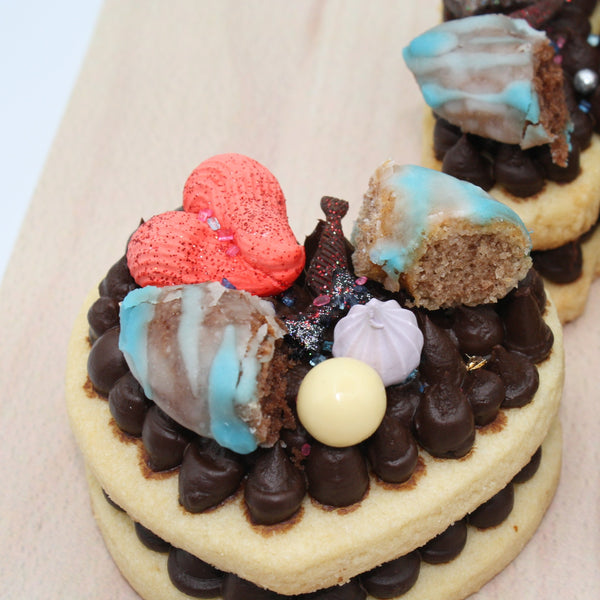 Pastel con inicial PAPA + 2 Corazones "Letter Cake" de masa Sablée (3 personas)