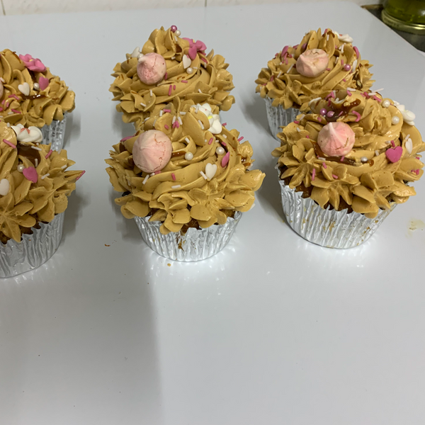 Cupcake de chocolate blanco con relleno y frosting de dulce de leche